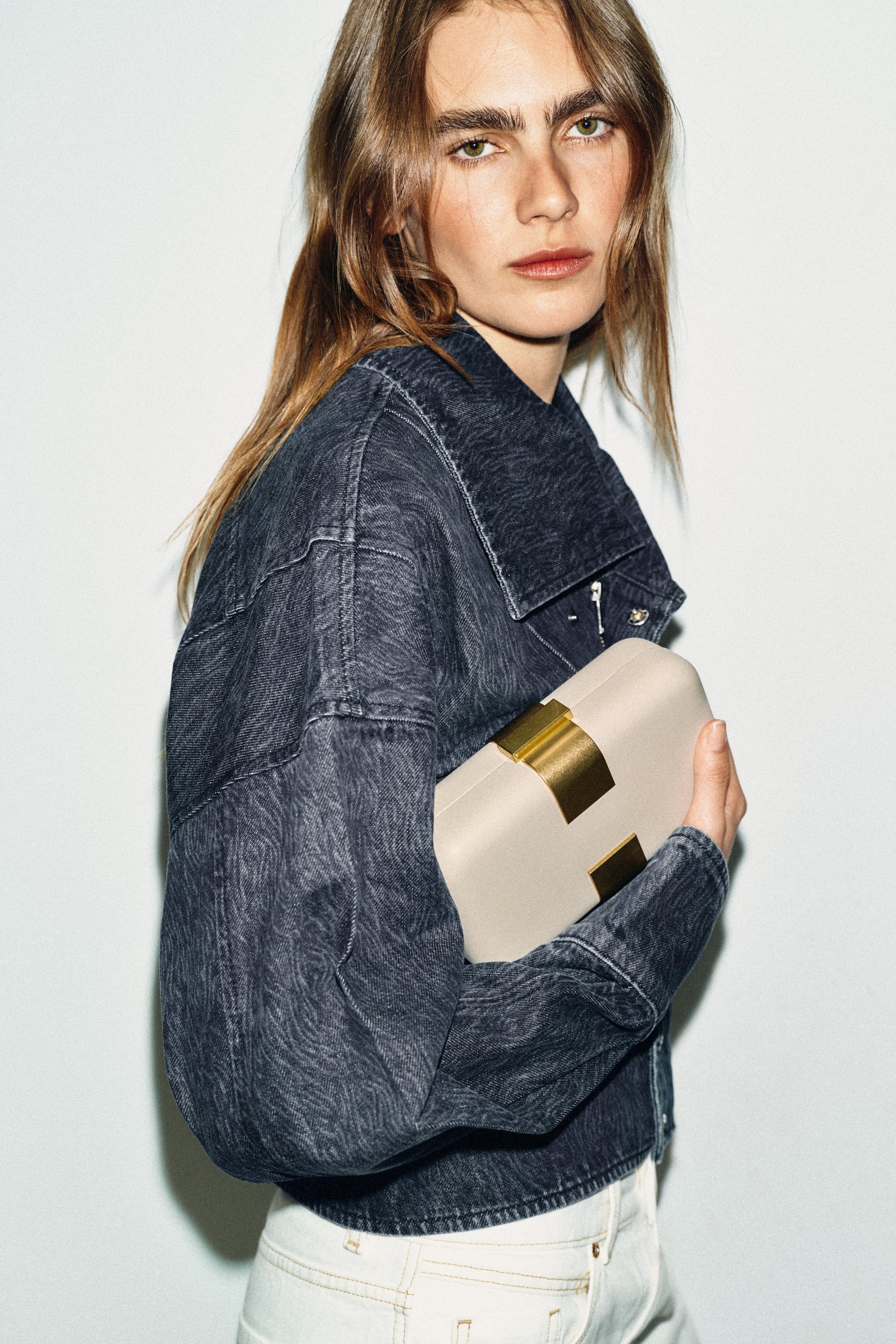POCHETTE À DÉTAIL MÉTALLIQUE